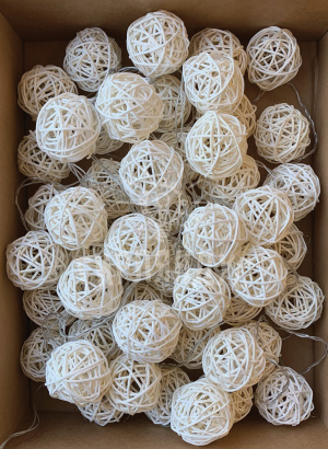 Гирлянда из ротанговых шариков "Белые"